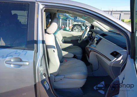 2011 Toyota Sienna Xle V6 z USA, uszkodzony, nr VIN 5TDYK3DC6BS163318